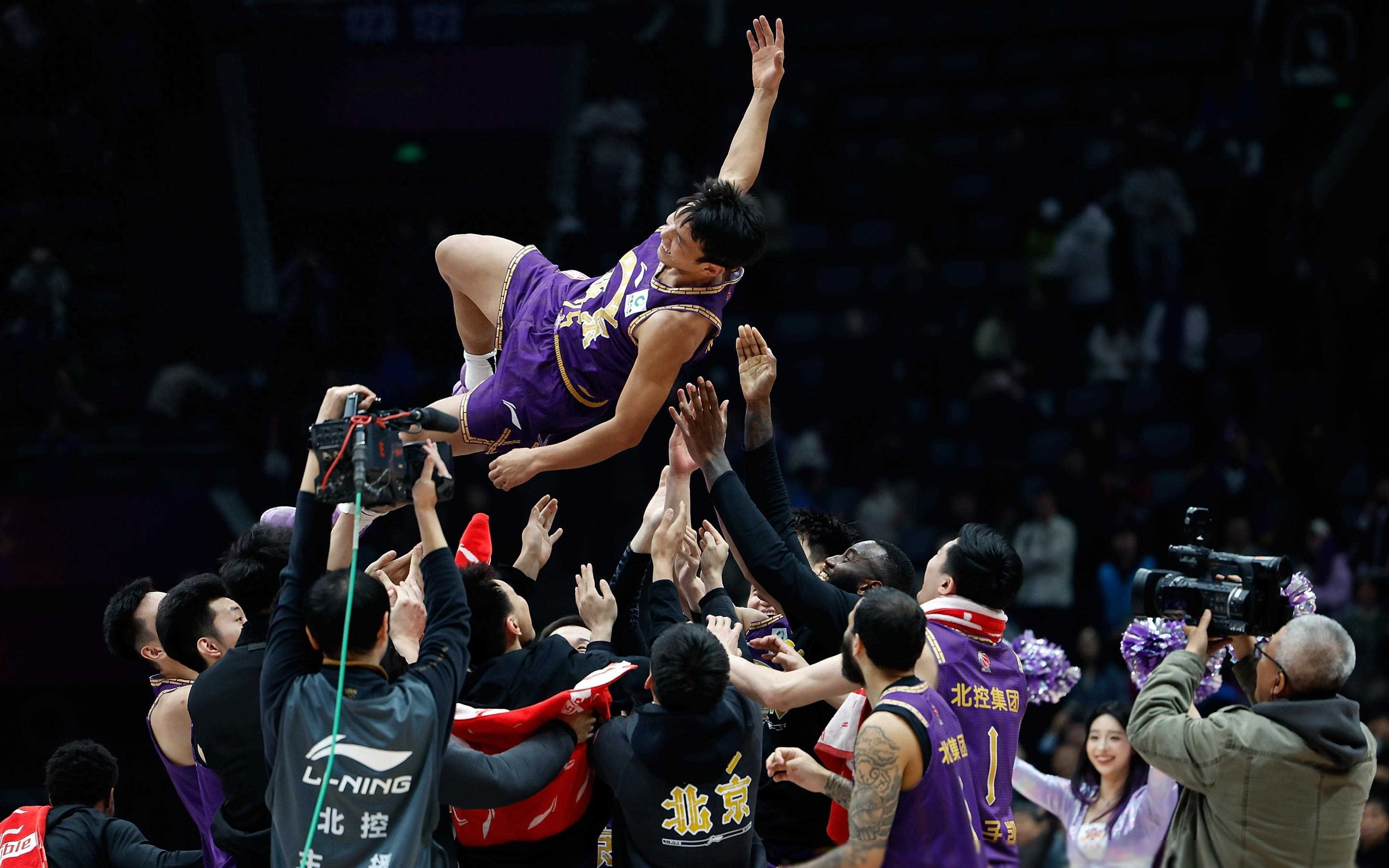 九游体育-莱比锡训练开放日，国际比赛日手感冰凉引欢呼，CBA常规赛在即，球队文化再被提及的简单介绍